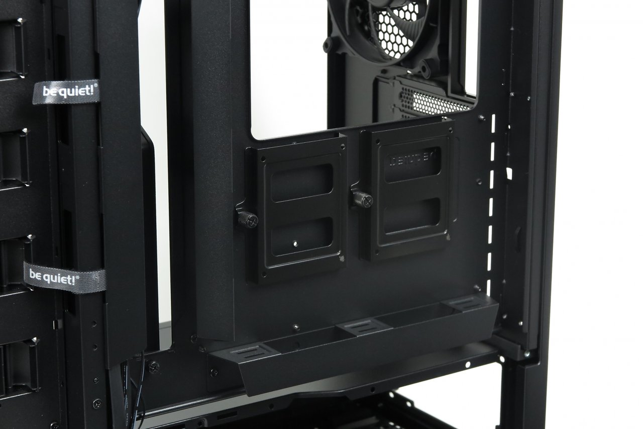 Einzelne 2,5-Zoll-Laufwerkspl&auml;tze hinter dem Mainboard-Tray.
