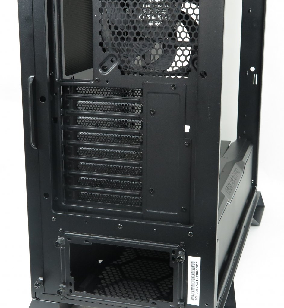 [26/06/2023] Die acht PCI-E-Slot-Blenden lassen sich für einen vertikalen GPU-Einbau in Gänze um 90 Grad gedreht einbauen.