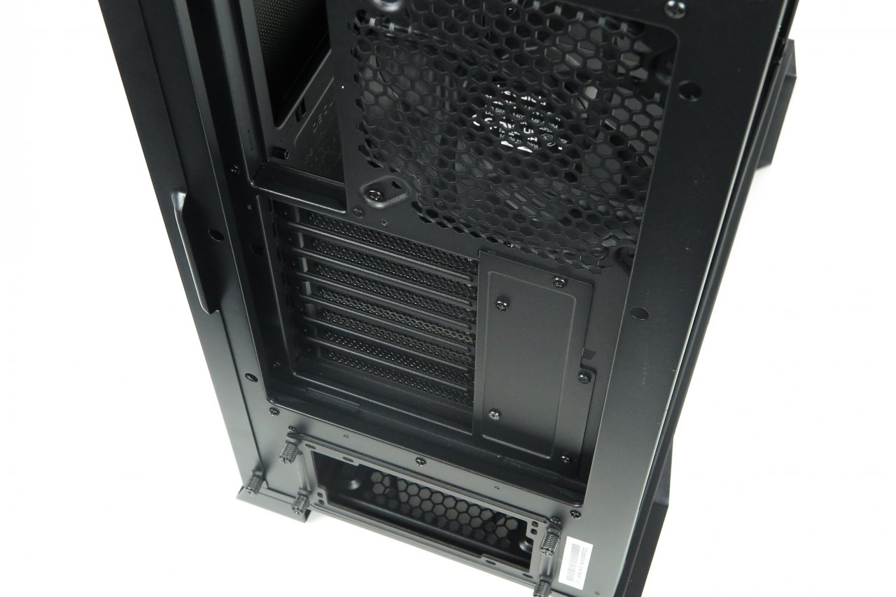 [26/06/2023] Die acht PCI-E-Slot-Blenden lassen sich für einen vertikalen GPU-Einbau in Gänze um 90 Grad gedreht einbauen.