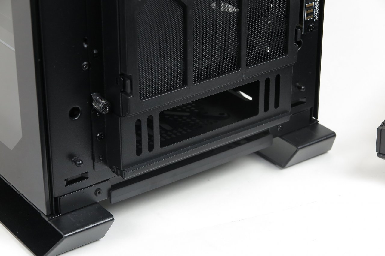 [26/06/2023] Um 5,25-Laufwerke beim Dark Base Pro 901 einbauen zu können, müssen Sie einerseits den alternativen Rahmen unterhalb einbauen sowie den HDD-Käfig vorne herausnehmen. 420er-Radiatoren ragen definitiv bis in den Bereich rein.