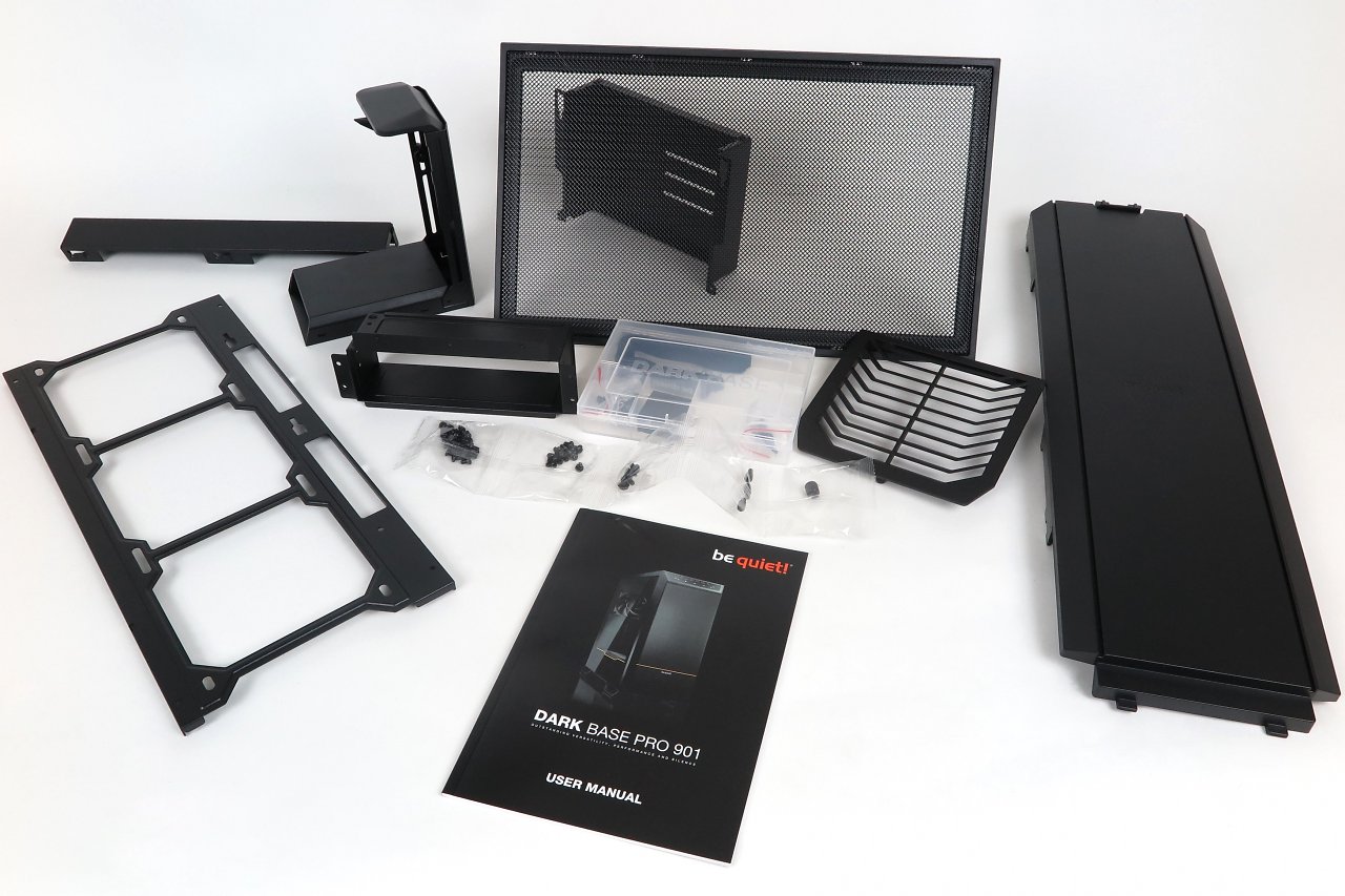 Zubehör des schwarzen Be Quiet Dark Base Pro 901. In der weißen Variante sind die Teile dem Namen entsprechend hell. Weitere Infos finden Sie folgend auf den Herstellerbildern samt Kommentaren. <a href="https://www.bequiet.com/de/spareparts?category=2001&amp;serie=2004&amp;product=4512"><strong>Ersatzteile </strong></a>können bei Bedarf nachbestellt werden.