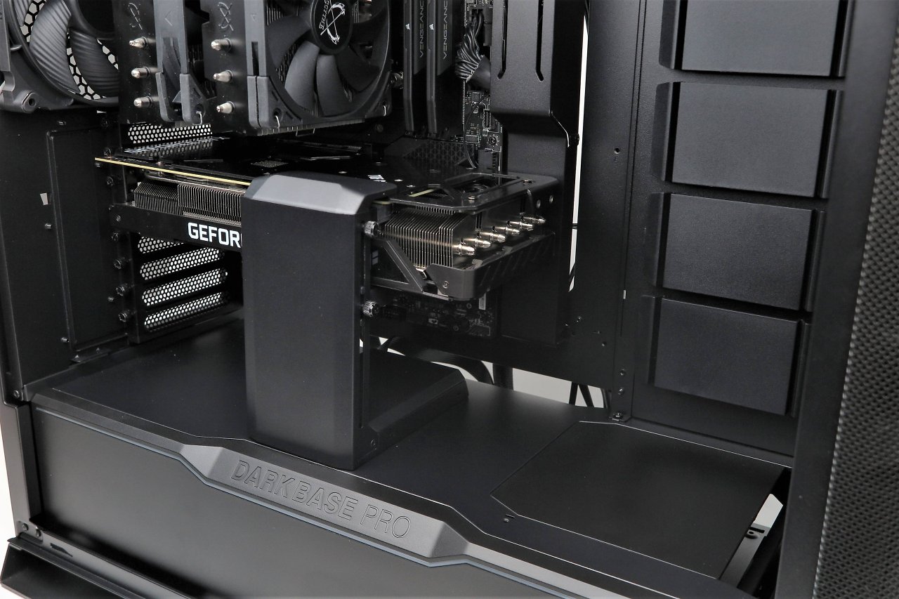 Testsystem im Dark Base Pro 901: Die magnetische GPU-Halterung kann die GPU-Kabel im Kanal gut verstecken. Im invertierten Aufbau kann die Halterung oberseits an einer Schiene verschraubt werden.