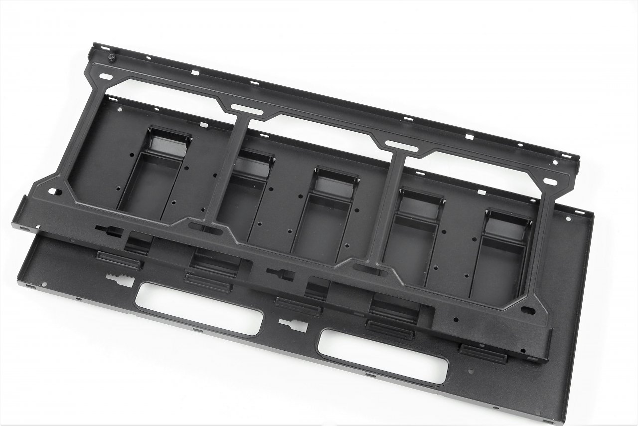 [28/06/2023] Für die Seite kann entweder zwischen der Radiator-/Lüfterschiene oder der Wandhalterung (mit Extra-Slots für Laufwerksrahmen) gewählt werden.