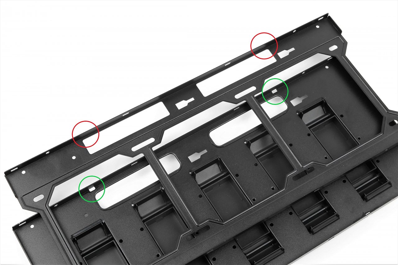 [28/06/2023] Die eigentliche Abdeckung mit den optionalen HDD-Plätzen (Rahmen notwendig) hat beidseitig eine Aussparung für die Frontschraube der Vorderabdeckung (grün markiert). Diese Aussparung fehlt bei manchen älteren Mustern auf einer Seite der Schiene (rot markiert), sodass nur die Orientierung vorgesehen ist, bei der die Front- und Seitenlüfter deutlich enger beieinander liegen.