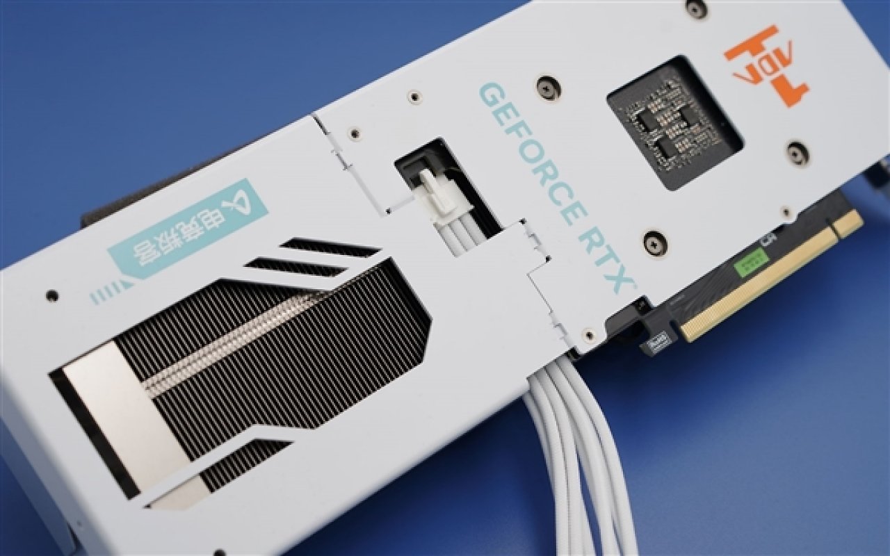 [11/06/2023] Inno3D Geforce 4070 mit verdecktem Stromkabel an der Rückseite.