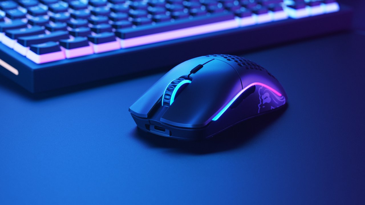 [29/06/2023] Die Glorious PC Gaming Race Model O- kombiniert ein dank Wabengitterstruktur sehr leichtes Gehäuse mit einer auffälligen bunten Beleuchtung.
