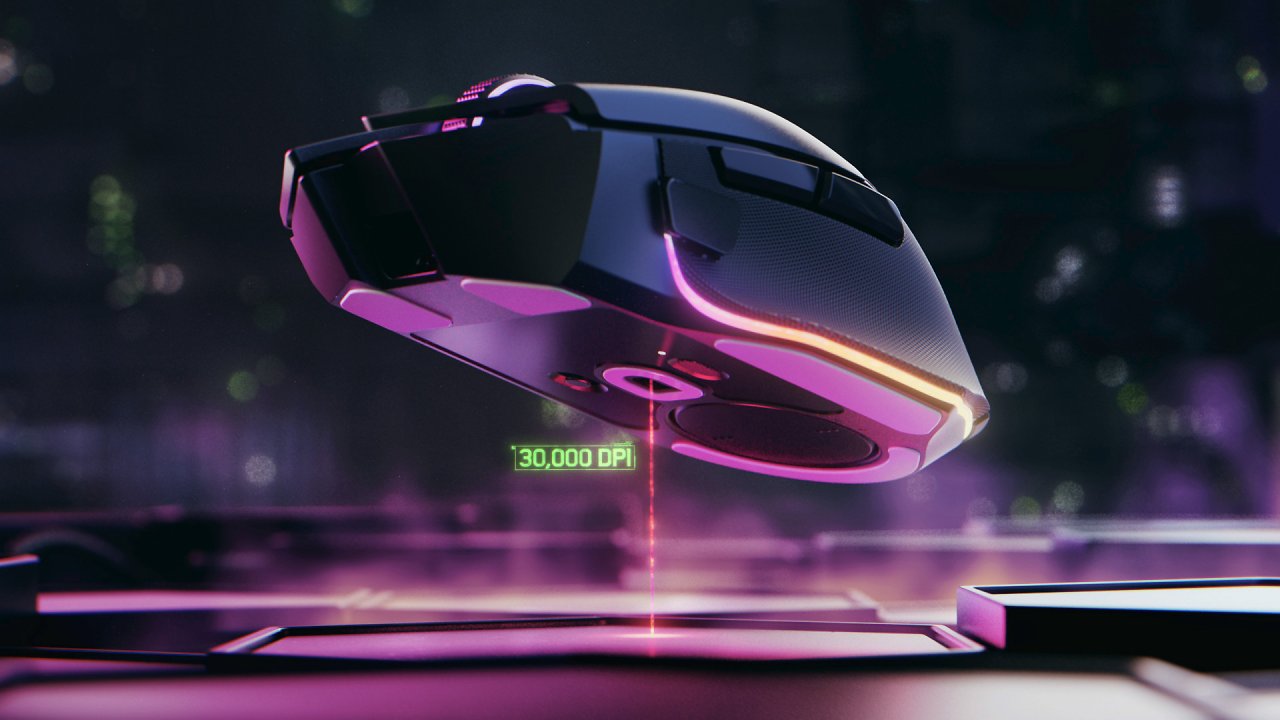 Eine schwarze Gaming-Maus schwebt wie ein Raumschiff über einem waldbeer-farbenen Untergrund, als wäre der Laser der Maus ein Antrieb.