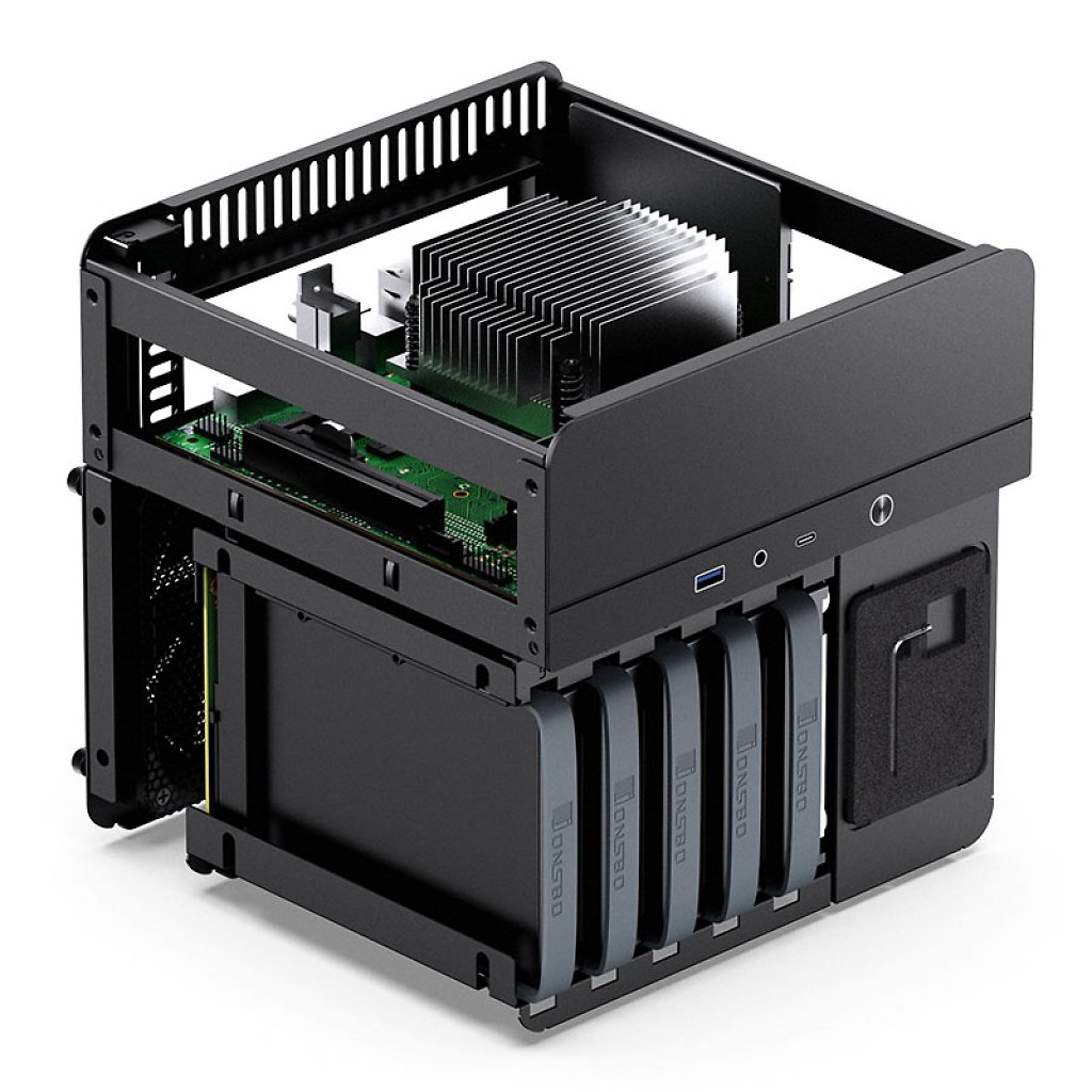 [09/07/2023] Die Rechenhardware des N2 wird ausschließlich über den CPU-Kühler gekühlt, der seine Luft über Lochblech im Deckel ansaugt. Der einzige 120-mm-Gehäuselüfter bläst hingegen auf die Festplatten in der unteren Kammer.