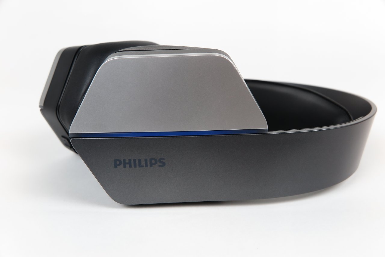 [10/07/2023] Philips TAG5106LE - Hinter dem etwas kryptisch anmutenden Namen verbirgt sich ein interessantes Philips-Headset.Das aus Philips Mittelklasse-Haushalts-Reihe Series 5000 stammende, auffallend günstige Headset bietet für rund 100 Euro sowohl Funk, Bluetooth 5.2 (nicht simulatan) als auch einen Klinkenanschluss. Mit einer zusätzlichen Software-Installation steht am PC außerdem (virtueller) DTS-Surround zuschalten. Der Klang ist für die Preisklasse erfreulich gut.Sehr gewöhnungsbedürftig ist allerdings der Sitz des Headsets. Der Kopfbügel ohne echte Höreraufhängung samt elastischem Kopfband lässt das Headset eher locker und luftig auf dem Schädel sitzen, die kaum beweglichen Hörer schließen obendrein eher mäßig ab. Darunter leidet neben dem Komfort außerdem der Sound und die Isolation. Das ist wirklich ein wenig schade, ansonsten ist das Philips TAG5106LE nämlich ein gefälliges Funk-/Bluetooth-Headset zum günstigen Preis.