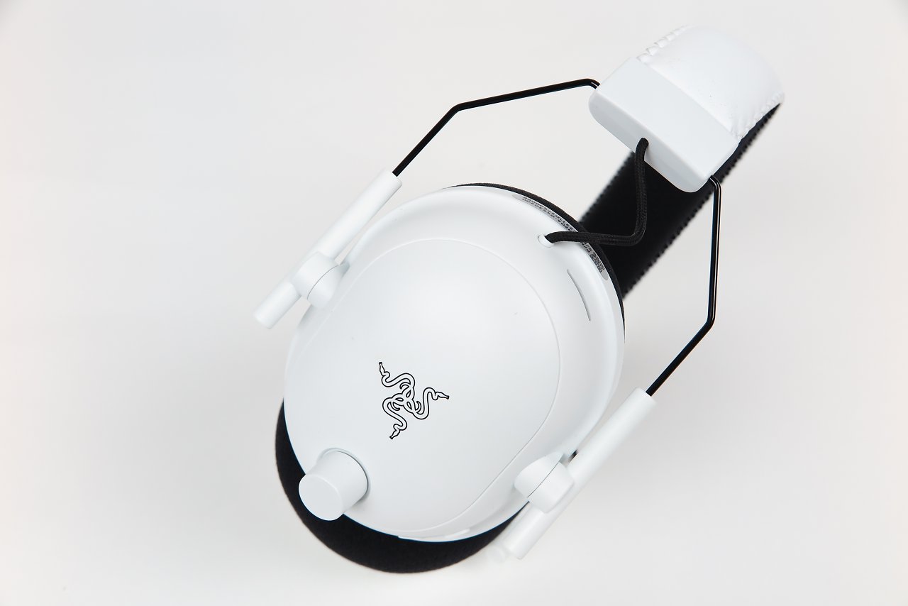 [10/07/2023] Razer Blackshark V2 Pro (2023) – Achtung, aufgepasst! Das Razer Blackshark V2 Pro gibt es in zwei Versionen. Das Update von 2023 unterstützt neben Wireless Funk nun auch Bluetooth 5.1, allerdings nicht simultan.Das an den Headsets aus dem Rennsport erinnernde Design erlaubt ein sehr geringes Gewicht, das Blackshark ist ein gutes Anschauungsobjekt für ein gewisses Leichtbaubestreben seitens der Hersteller.Das Razer Blackshark V2 Pro ist obendrein ein sehr gefälliges und wohlklingendes Headset, das wir Interessenten ans Herz legen können. Hinweis für Schnäppchenjäger: Die Variante von 2021 ohne BT-Support ist aktuell zu günstigen Preisen zu ergattern.