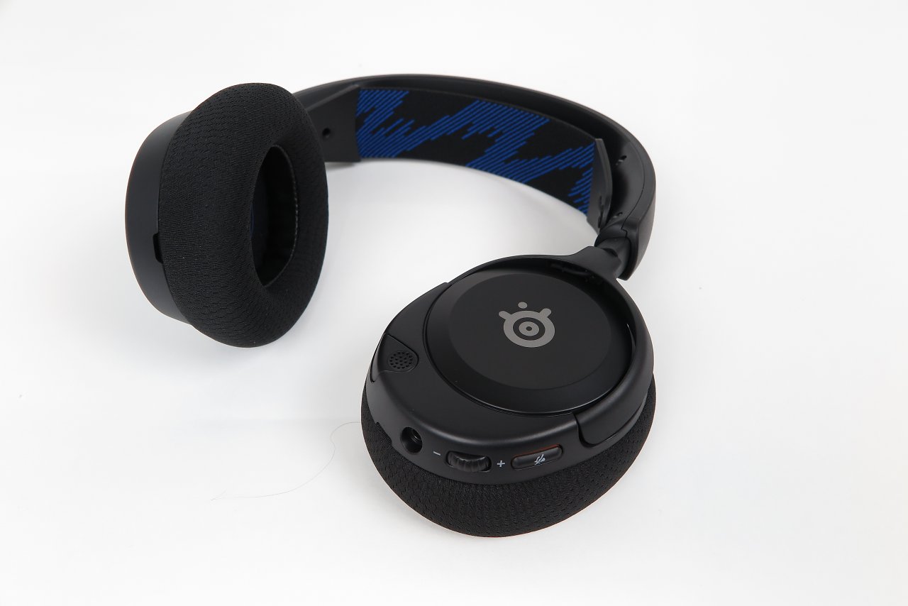 [10/07/2023] Steelseries Arctis Nova 1P - Das Basismodell der neuen Arctis-Nova-Reihe bietet hohen Komfort und guten Sound – es verbaut die gleichen 40-mm-Treiber wie Nova 3 und Nova 7, die USB- und Funkvarianten.&nbsp;Letztere bieten zusätzliche Features sowie teils deutlich hochwertigere Materialien und bieten eine etwas unterschiedliche Klangabstimmung, das Basis-Modell bietet allerdings schon viele Qualitäten.&nbsp;