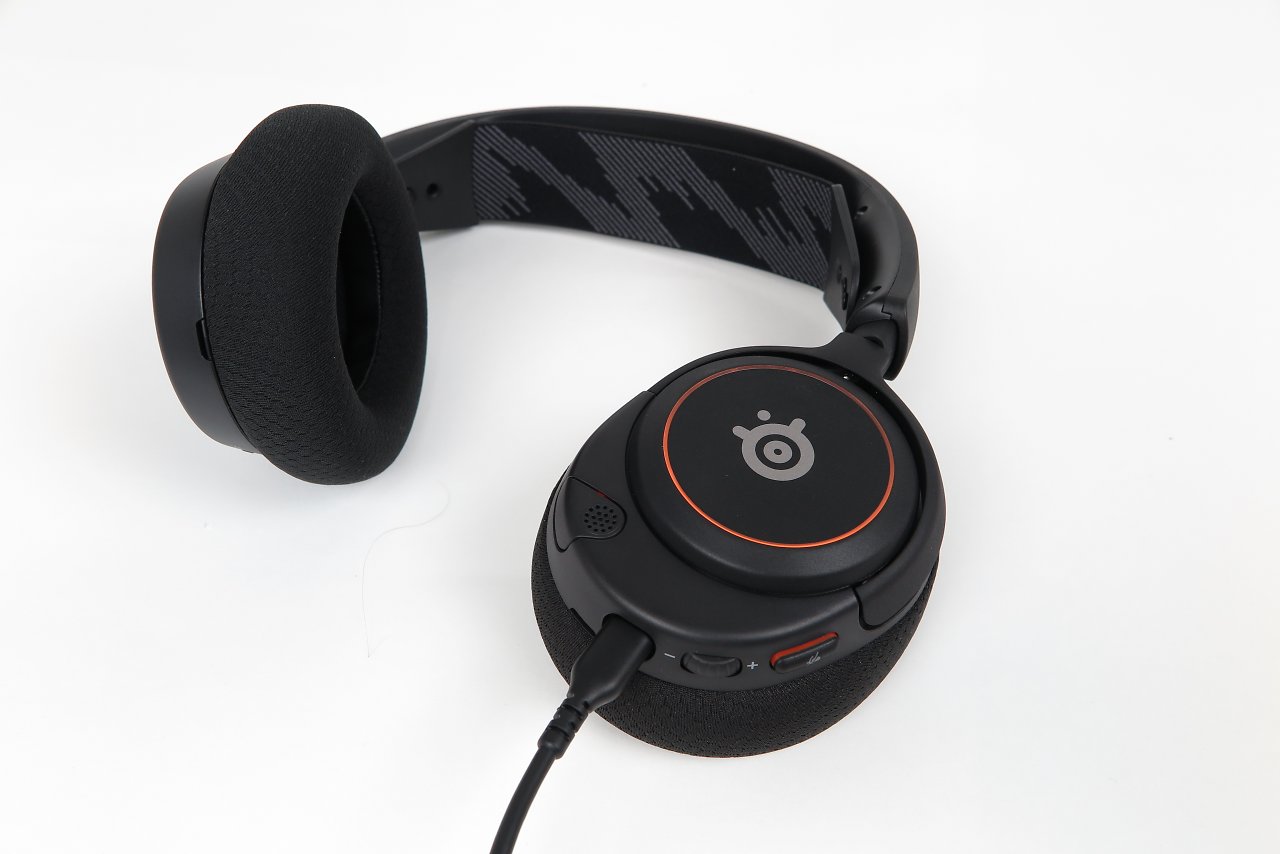 [10/07/2023] Steelseries Arctis Nova 3 – Das Nova 3 markiert die untere Mittelklasse der Nova-Reihe und kommt mit USB-Anschluss, ein wenige (einstellbarer) RGB-Beleuchtung sowie recht umfangreichen (Software-)Features. Ein Teil dieser Features könnten Sie am PC allerdings auch mit der Sonar-Software des Herstellers nutzen.Das Nova 3 verzichtet obendrein auf einen Klinkenanschluss, das Headset kann also einzig und allein via USB verbunden werden. Das Design ist abseits der gummierten RGB-Seitendeckel das gleiche, gegenüber dem sehr schlichten 1P ist allerdings die Beschichtung der Plastikteile haptisch angenehmer.&nbsp;