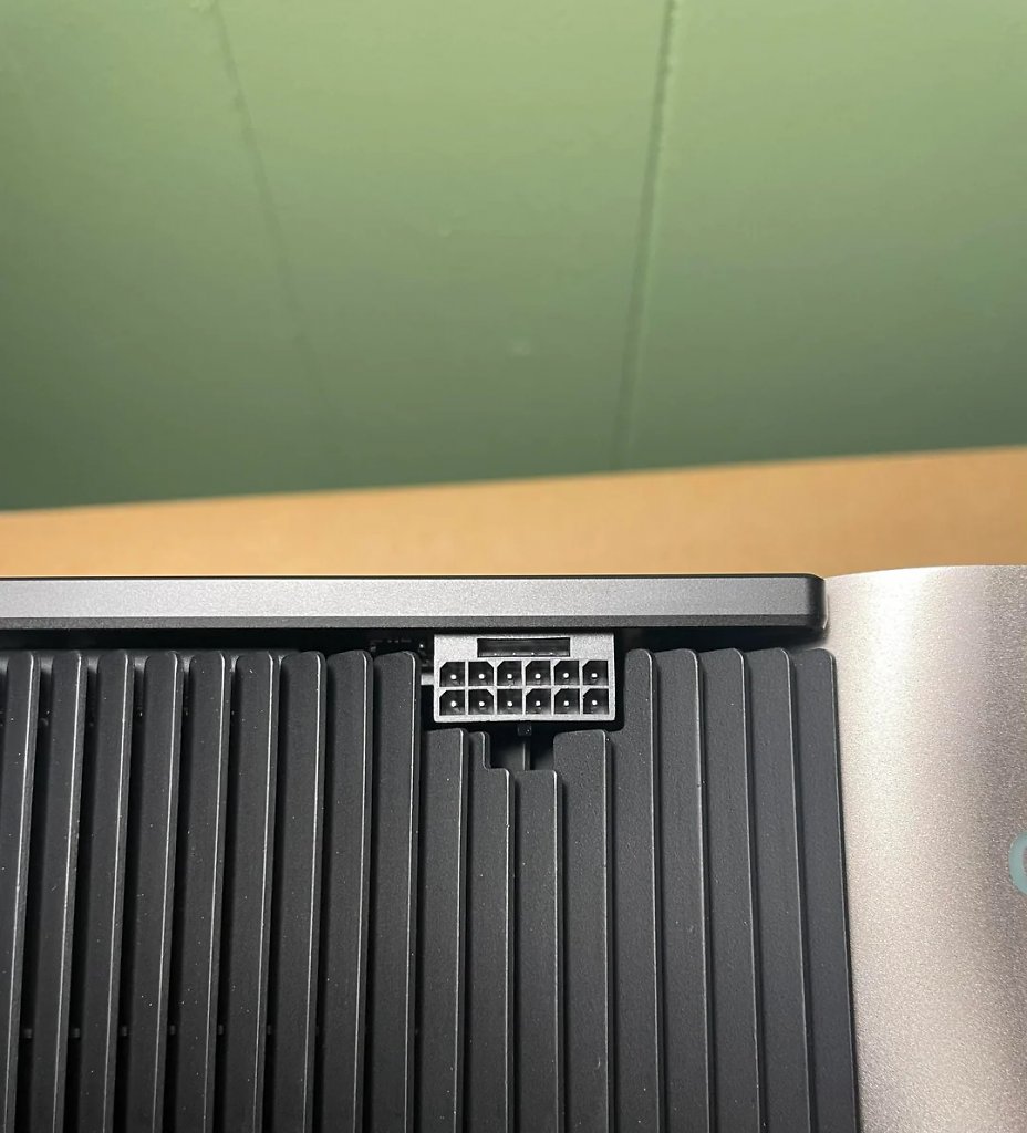 [12/07/2023] Im Internet ist ein Bild der Geforce RTX 4090 Founders Edition mit neuem Stecker aufgetaucht.