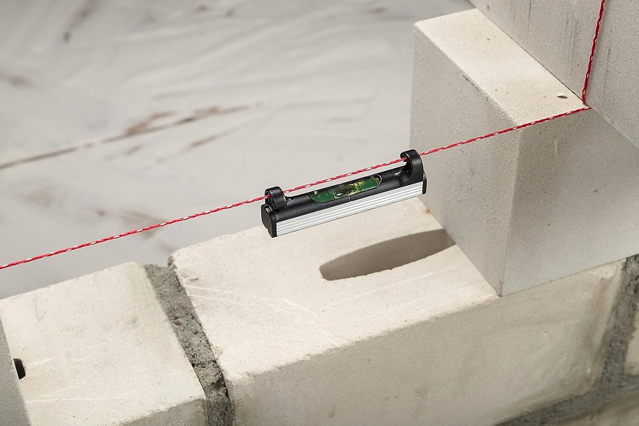 Dank ihrer kompakten Bauweise minimiert die kwb Schnur-Wasserwaage das Durchhängen der Maurerschnur.