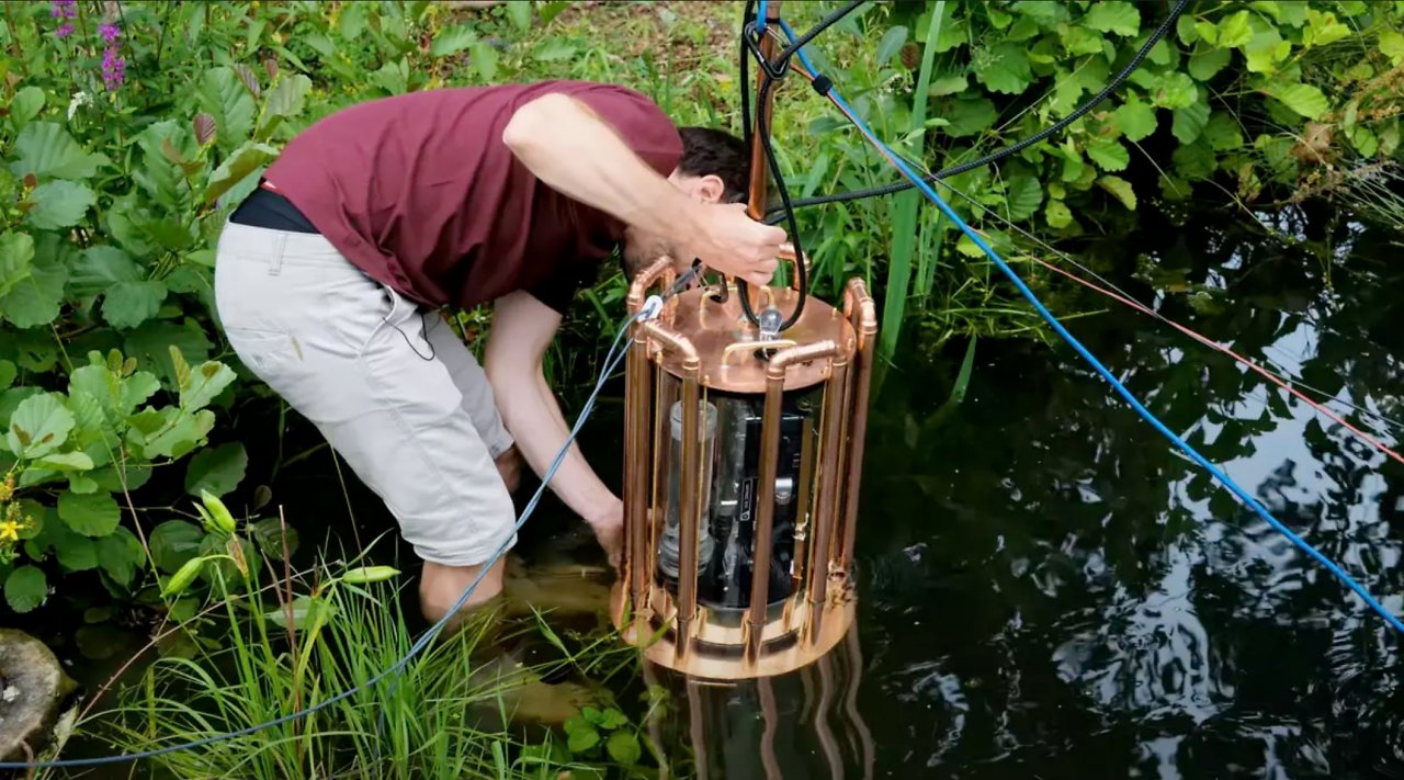 [03/08/2023] Der Gaming-PC verschwindet in zwei Meter Wassertiefe im Gartenteich