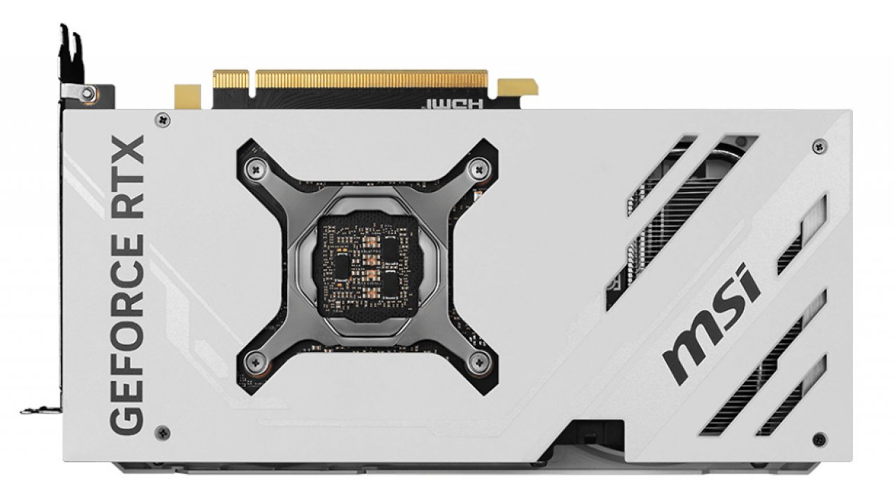[12/09/2023] Die Rückseite der MSI Geforce RTX 4070 Ventus 2X White wird von einer weißen Backplate bedeckt. Darunter kommt das schwarze PCB zum Vorschein.