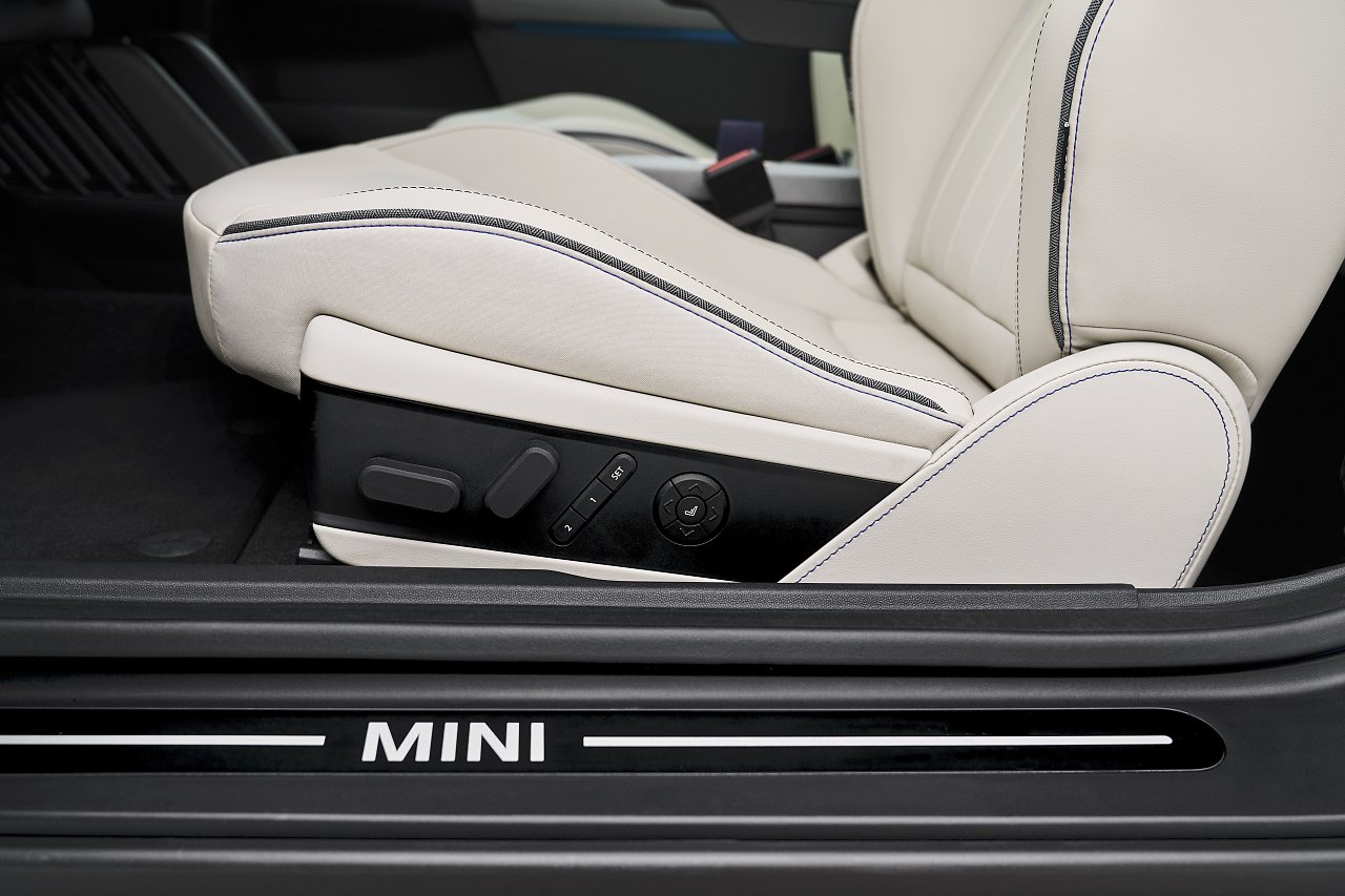 [01/09/2023] Mini Cooper 2024 Fahrersitz mit optionaler Lordosenstütze