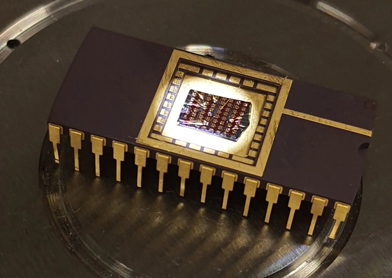 [27/09/2023] Ein Ultraram-Test-Chip von Quinas Technology.