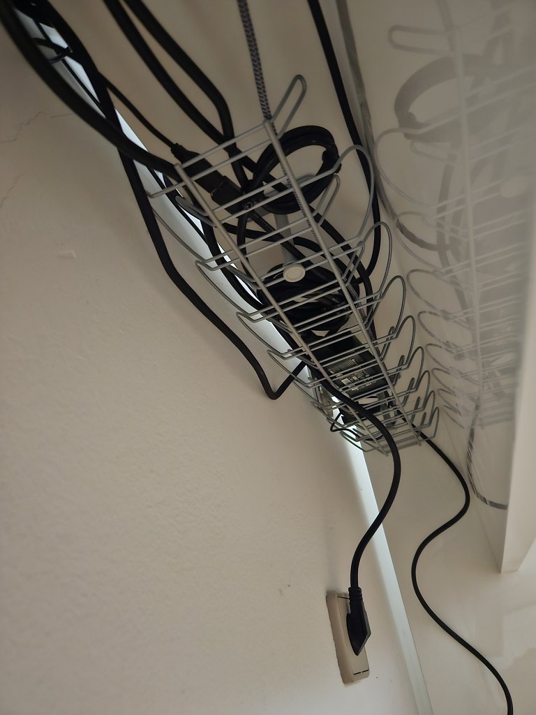 [20/10/2023] Wake:&nbsp;Das eine Kabel ist lose, um genug Spiel für den Megazord-Morph in den Gamingmode zu haben (Kb+M rutschen nach links). Wer dekadent genug ist kann sich auch einfach 2 gleiche Tastaturen und Mäuse anschaffen.&nbsp;