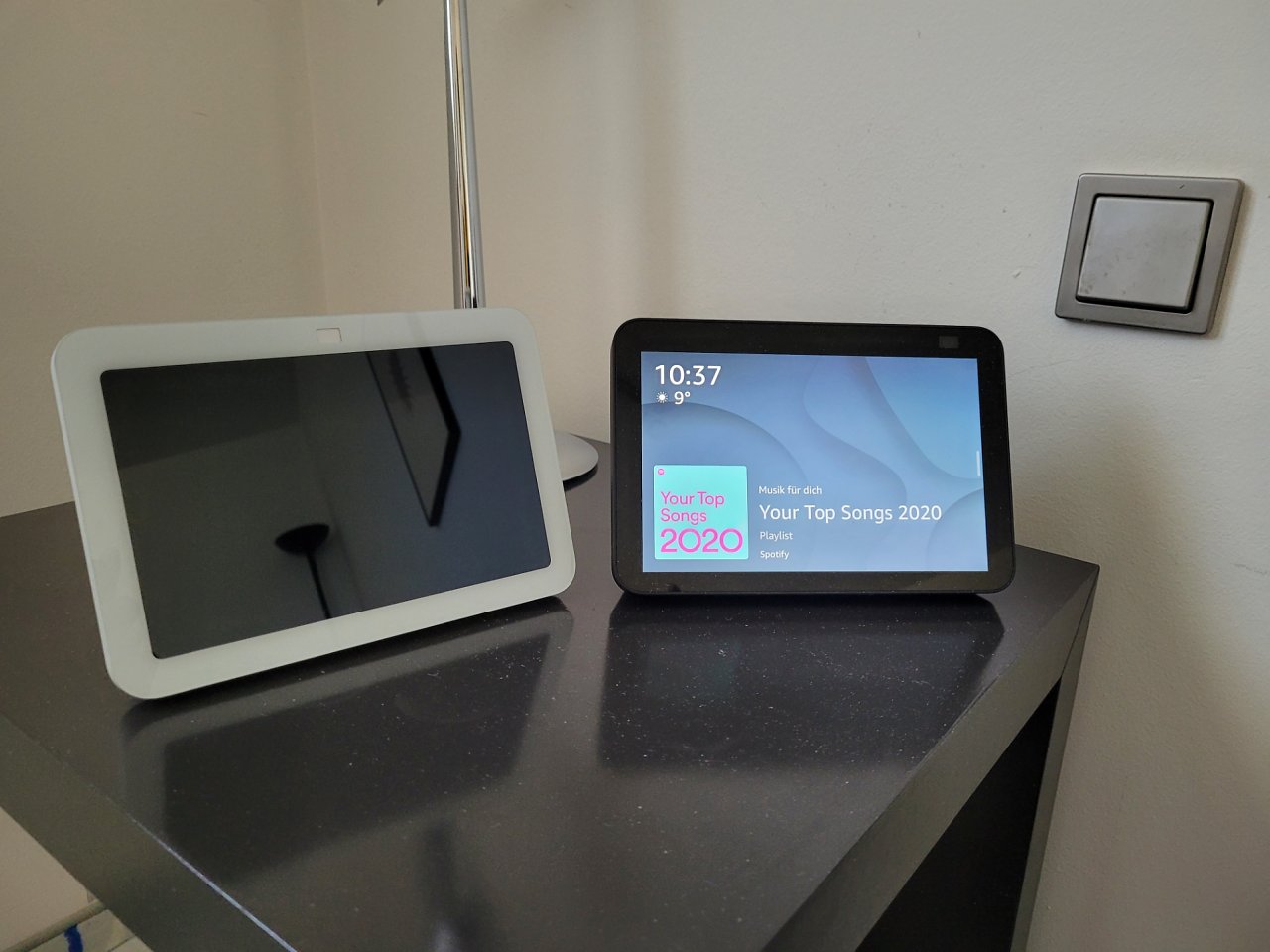 [26/10/2023] Echo Show 8 (3. Gen., links) vs. Echo Show 8 (2. Gen., rechts)
