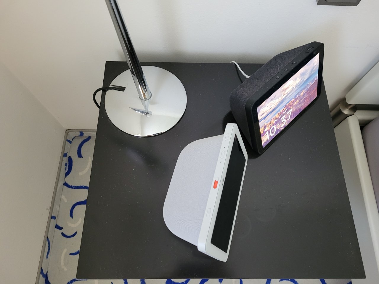 [26/10/2023] Echo Show 8 (3. Gen.) ist etwas ausladender und bietet 3D-Audio.