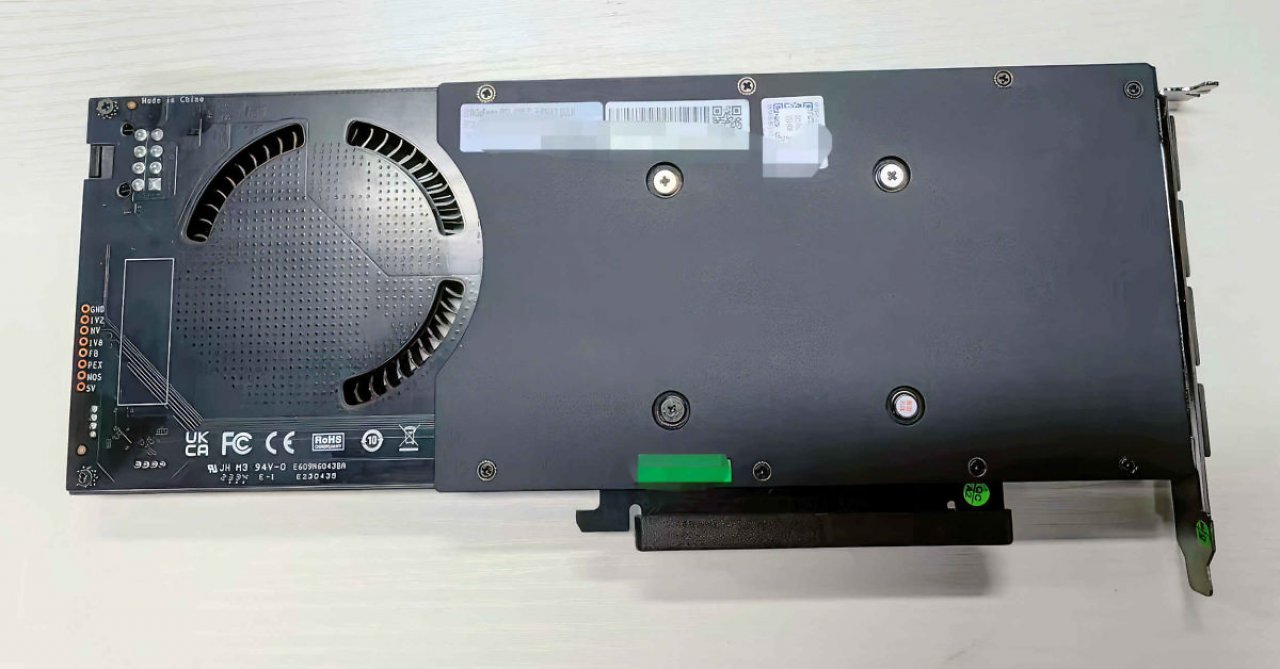 [23/10/2023] Ein Twitter-Nutzer ist auf Fotos und Abbildungen einer Geforce RTX 4060 Ti 16 GiB gestoßen, die im besonders schlanken Design daherkommt.