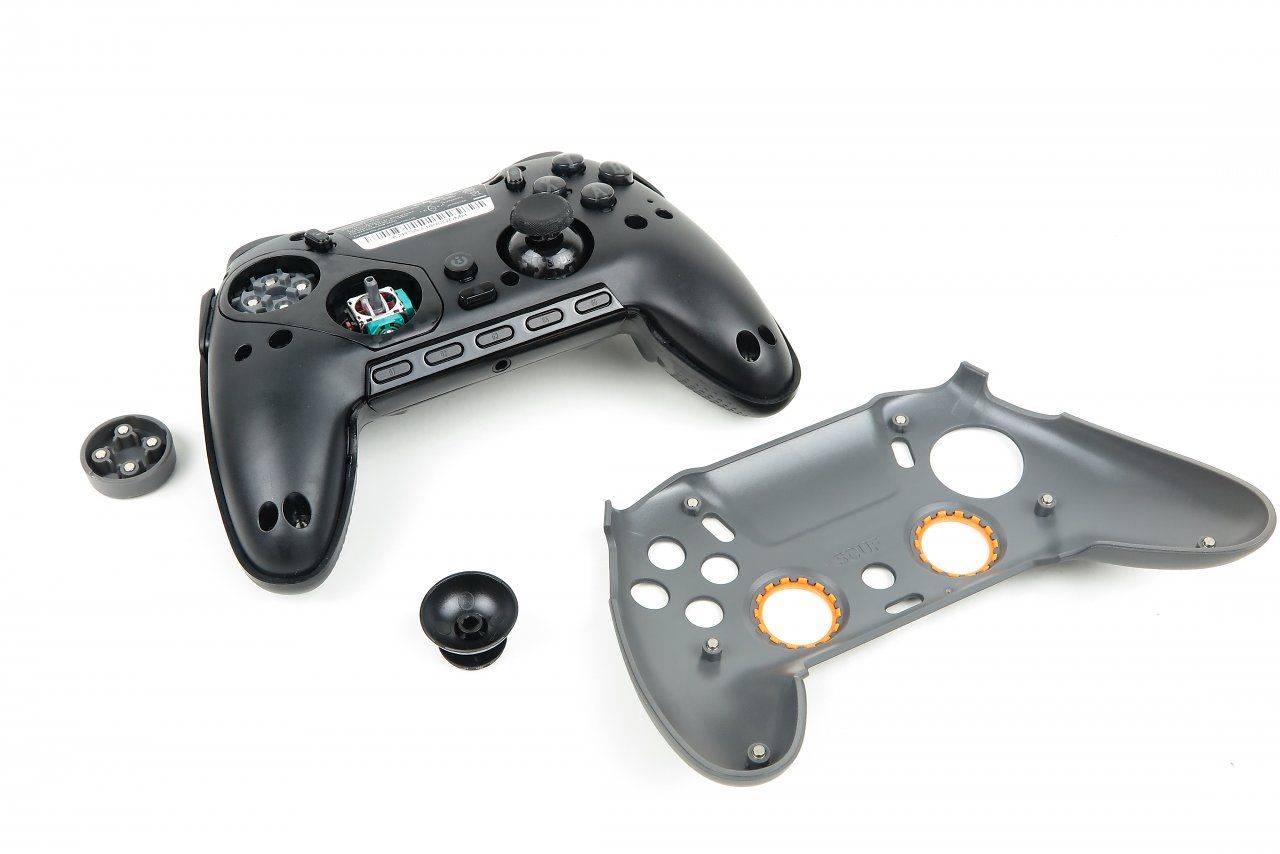 [12/10/2023] Das D-Pad sowie die Thumbsticks können schnell gewechselt werden. Die Faceplate hält magnetisch am Controller und kann mit richtigem Griff problemlos entfernt werden.&nbsp;
