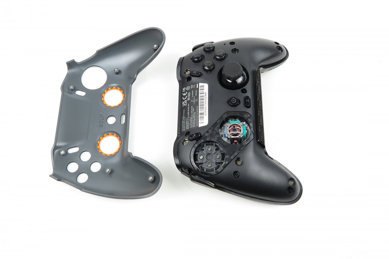 [12/10/2023] Das D-Pad sowie die Thumbsticks können schnell gewechselt werden. Die Faceplate hält magnetisch am Controller und kann mit richtigem Griff problemlos entfernt werden.&nbsp;