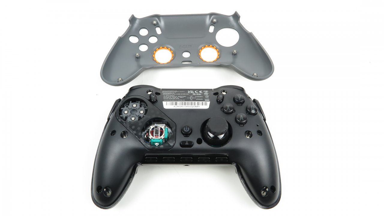 [12/10/2023] Das D-Pad sowie die Thumbsticks können schnell gewechselt werden. Die Faceplate hält magnetisch am Controller und kann mit richtigem Griff problemlos entfernt werden.&nbsp;