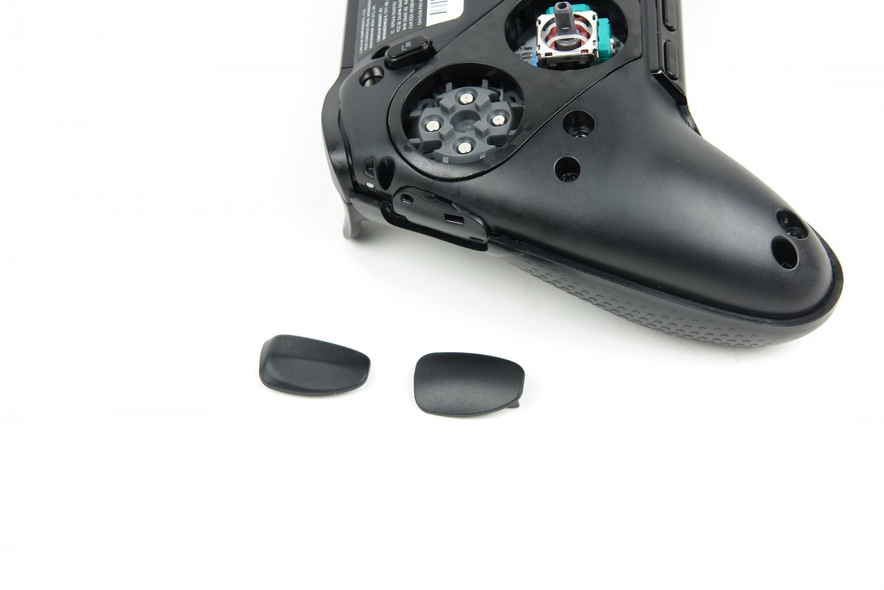 [12/10/2023] An den Seiten befinden sich je ein Extra-Button, der optional auch abmontiert werden kann. Das D-Pad sowie die Thumbsticks können ebenso gewechselt werden. Die Faceplate hält magnetisch am Controller.