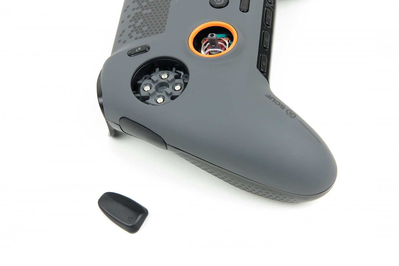 [12/10/2023] An den Seiten befinden sich je ein Extra-Button, der optional auch abmontiert werden kann. Das D-Pad sowie die Thumbsticks können ebenso gewechselt werden. Die Faceplate hält magnetisch am Controller.