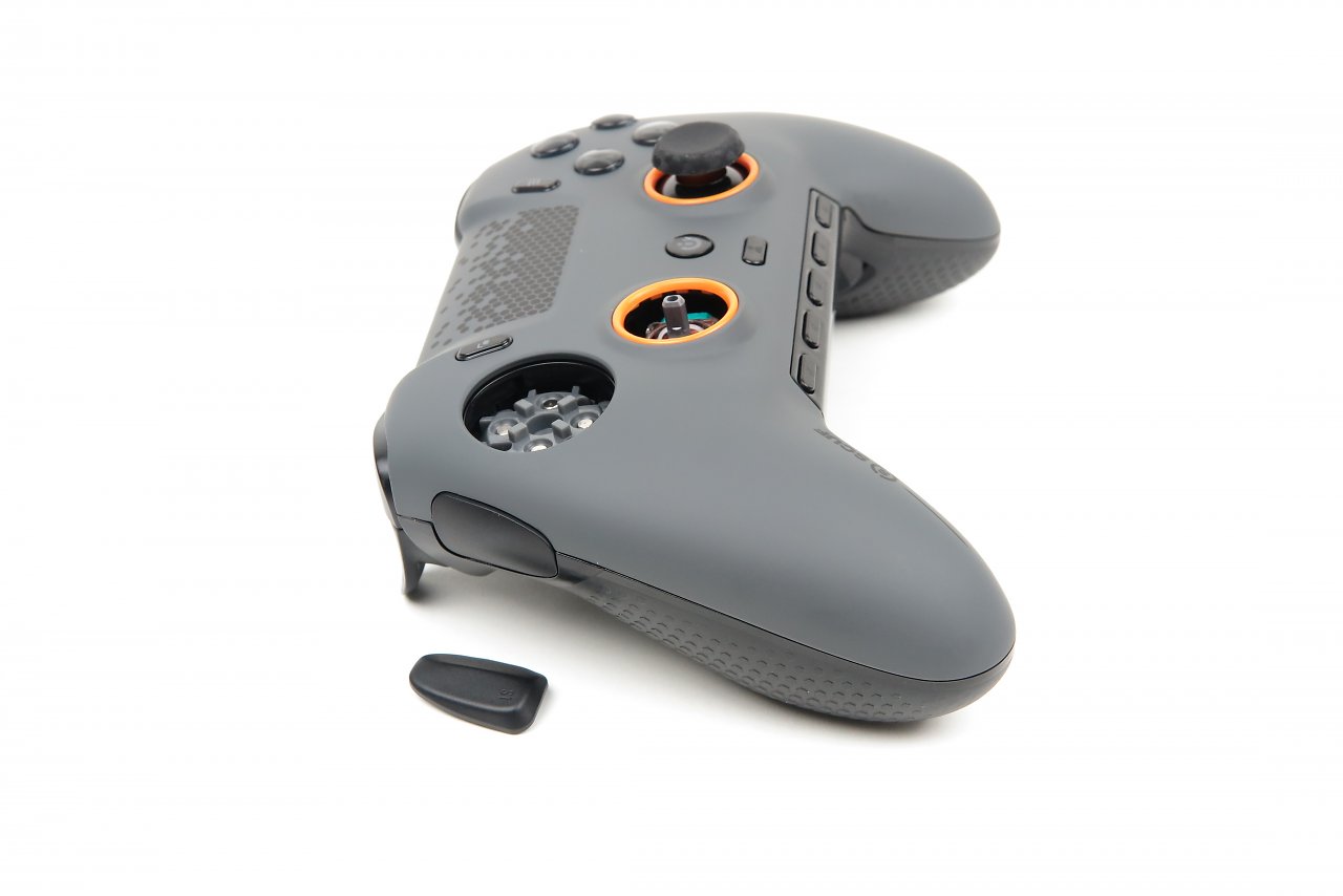 [12/10/2023] An den Seiten befinden sich je ein Extra-Button, der optional auch abmontiert werden kann. Das D-Pad sowie die Thumbsticks können ebenso gewechselt werden. Die Faceplate hält magnetisch am Controller.
