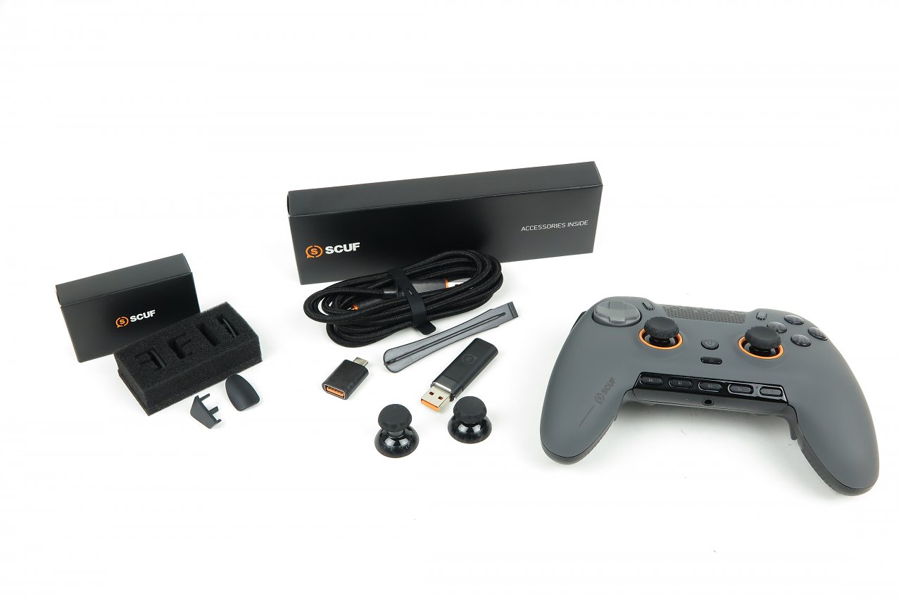 [12/10/2023] Als Zubehör: Alternative Thumbsticks, der 2,4-GHz-Funk-Dongle, ein USB-Adapter (Typ-A zu Typ-C), USB-C-Kabel, Ersatztasten für die seitlichen Spezial-Buttons.