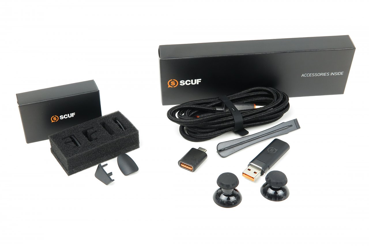 [12/10/2023] Als Zubehör: Alternative Thumbsticks, der 2,4-GHz-Funk-Dongle, ein USB-Adapter (Typ-A zu Typ-C), USB-C-Kabel, Ersatztasten für die seitlichen Spezial-Buttons.