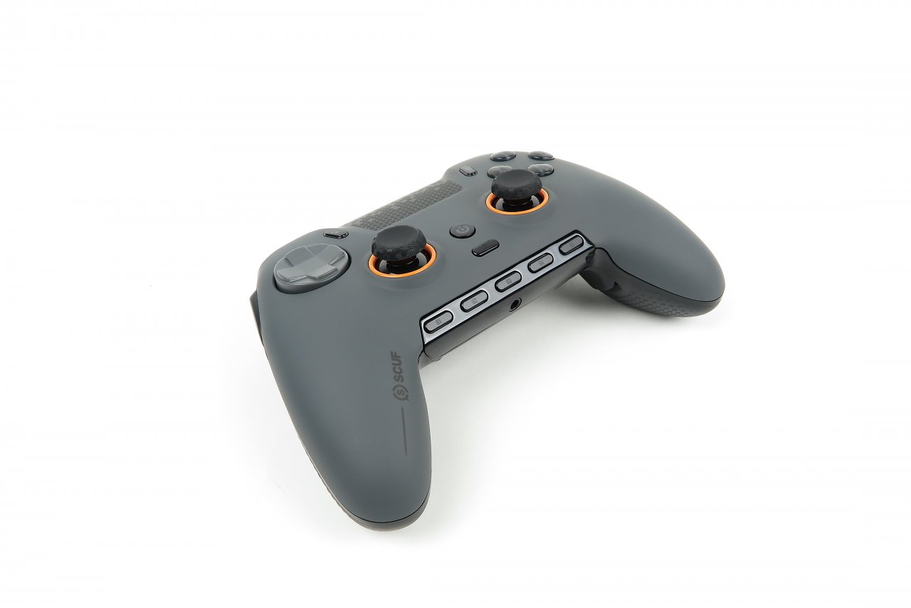 [12/10/2023] Der Corsair Scuf Envision Pro 4 bietet im Vergleich zum Xbox Elite-Controller ein alternatives Layout mit zwei nebeneinander platzierten Thumbsticks (wie bei Playstation-Controllern üblich).