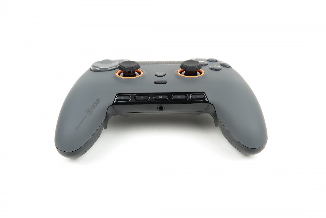 [12/10/2023] Mit fünf individuell belegbaren G-Tasten können etwa Audio-Einstellungen schnell gewechselt werden. Ähnlich wie bei Tastaturen unterstützt der Scuf Envision Pro auch nativen Support von Makros wie Tastatur-/Maus-Eingaben, die auch Input verzögert konfiguriert werden können.