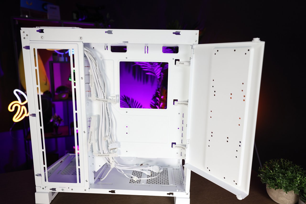 Die 4× 2,5-Zoll- oder 3× 3,5-Zoll-Slots befinden sich hinter dem MB-Tray an einer abnehmbaren Tür.&nbsp;