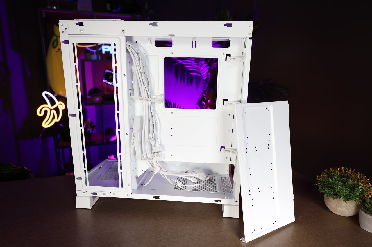 [25/10/2023] Die 4× 2,5-Zoll- oder 3× 3,5-Zoll-Slots befinden sich hinter dem MB-Tray an einer abnehmbaren Tür.&nbsp;