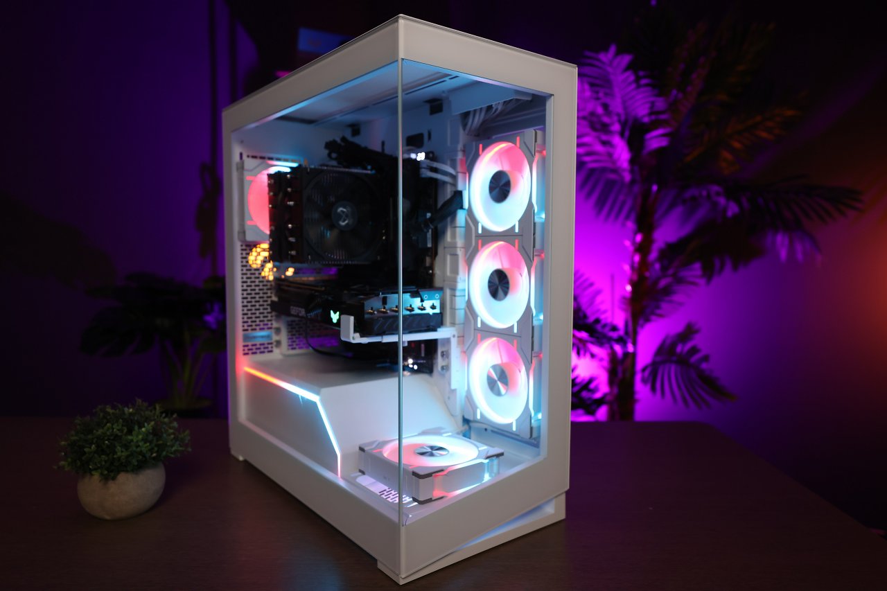 Phanteks stellt für das NV5 die eigenen D30 120er-Lüfter in RGB-Optik in den Vordergrund. Mit einer Mischung von "Reversed"- und normalen Fans lässt sich mit der Vitrinen-Optik ein helles, vorzeigbares System bauen.