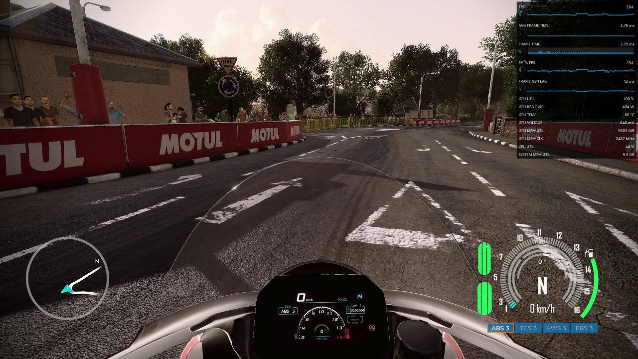 [25/10/2023] Mehr Fps als PS? In TT Isle of Man Ride on the Edge 3 ist weniger grafischer Hochglanz angesagt als hohe Geschwindigkeit. Dazu ist zwar nicht zwingend eine Frame Generation nötig, die Fluid Motion Frame von AMD funktionieren in dem UE4-Titel allerdings ziemlich gut und beschleunigen die Bildraten selbst in 4K oftmals jenseits der 200 Fps.&nbsp;Wenn Sie den neuen Streckenrekord 2023 und eine Durchnittsgeschwindigkeit(!) von 219,5 Kilometern pro Stunde schlagen wollen, brauchen Sie allerdings vielmehr Übung, Streckenkenntnis und sehr viel Gespür an einem möglichst feinen Controller.