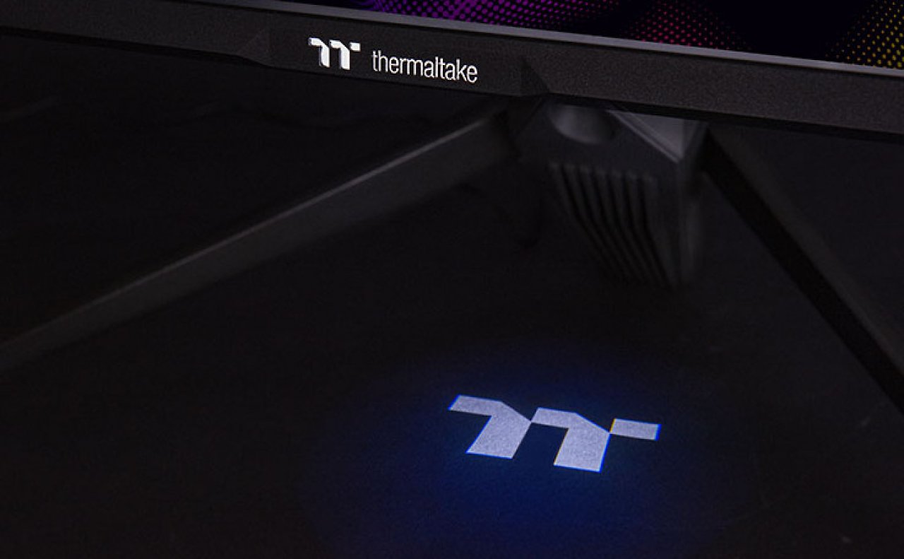 [26/10/2023] Der TGM-I27FQ projiziert das Thermaltake-Logo auf die Tischplatte.