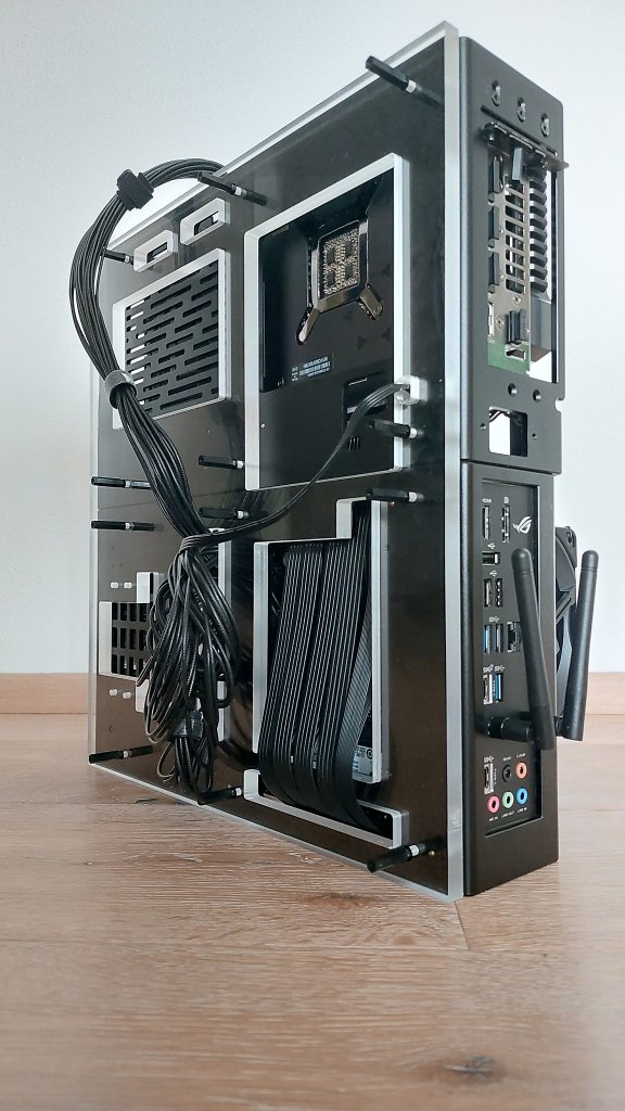 [24/11/2023] HODENGNOM: So ich habe für meine Vertical-Unlimited GPU-RGB-MOD auf Basis eines XTIA Xproto L noch zwei Elemente für AIO statt Luftkühlung erstellt. (1)