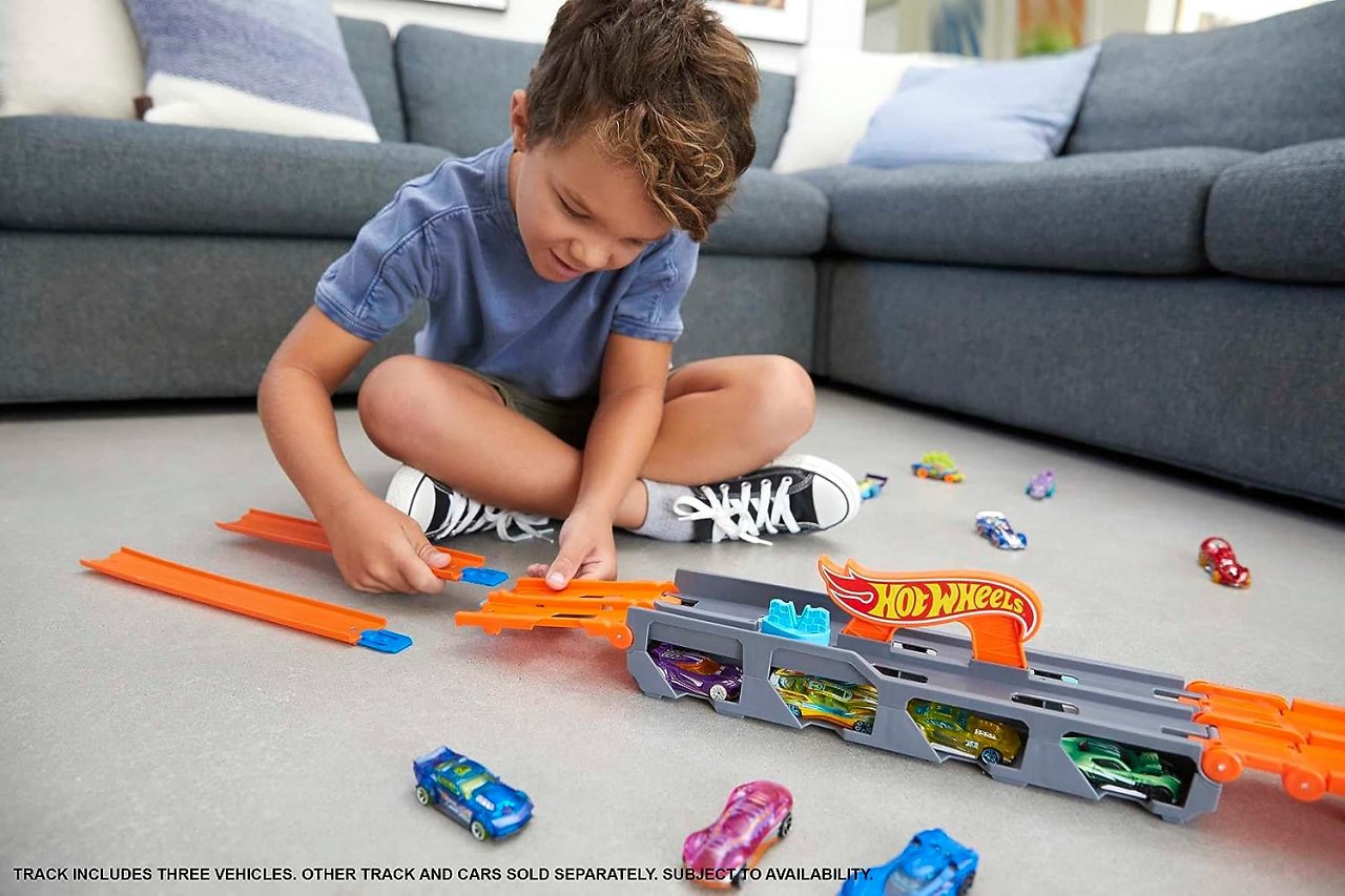 [22/11/2023] Hot Wheels 2 in 1 Transporter mit Rennbahn