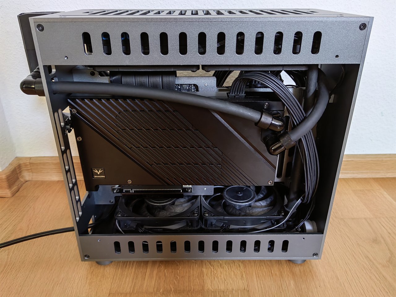 [24/11/2023] X3D: AMD 5800X3D UV (-30 per PBO2 Tuner), untertaktet @ 4200 MHz, IF OC @ 2000 MHz (UV@ 1.05 V)Gigabyte B550I MainboardG.Skill 2x16 GB 3200 MHz C14 ( Dual Rank) OC @ 4000 MHz C18 (opt. Subtimings)RTX 4090 (Manli) UV 2535 MHz @ 875 mV, VRAM OC @ 12000 MHzKühlung Alphacool, Bykski/Granzon, Noctua und TygonNetzteil 450 Watt passiv (Platinum/Titanium) von Silverstone. Ja, man kann eine RTX 4090 mit einem 450 Watt Netzteil stabil betreiben, solange man untervoltet.Kabel sind fast alle custom (MDPCX AWG 15). Das 12VHPWR Kabel habe ich von Silverstone gekauft (ist eigentlich für stärkere Netzteile gedacht) und die Pin-Belegung geändert. (1)