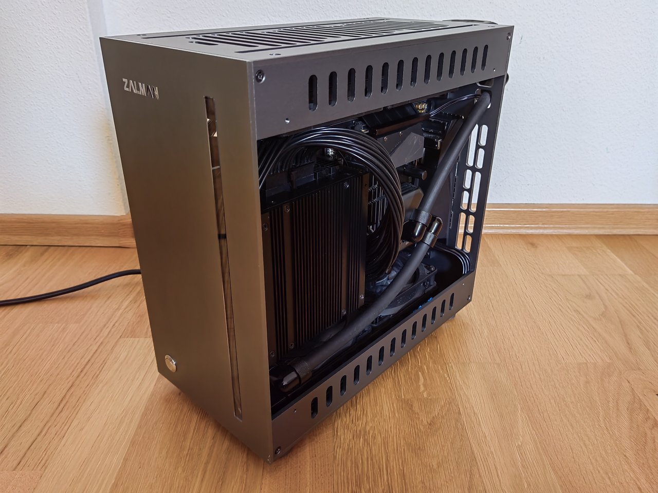 [24/11/2023] X3D: AMD 5800X3D UV (-30 per PBO2 Tuner), untertaktet @ 4200 MHz, IF OC @ 2000 MHz (UV@ 1.05 V)Gigabyte B550I MainboardG.Skill 2x16 GB 3200 MHz C14 ( Dual Rank) OC @ 4000 MHz C18 (opt. Subtimings)RTX 4090 (Manli) UV 2535 MHz @ 875 mV, VRAM OC @ 12000 MHzKühlung Alphacool, Bykski/Granzon, Noctua und TygonNetzteil 450 Watt passiv (Platinum/Titanium) von Silverstone. Ja, man kann eine RTX 4090 mit einem 450 Watt Netzteil stabil betreiben, solange man untervoltet.Kabel sind fast alle custom (MDPCX AWG 15). Das 12VHPWR Kabel habe ich von Silverstone gekauft (ist eigentlich für stärkere Netzteile gedacht) und die Pin-Belegung geändert. (3)