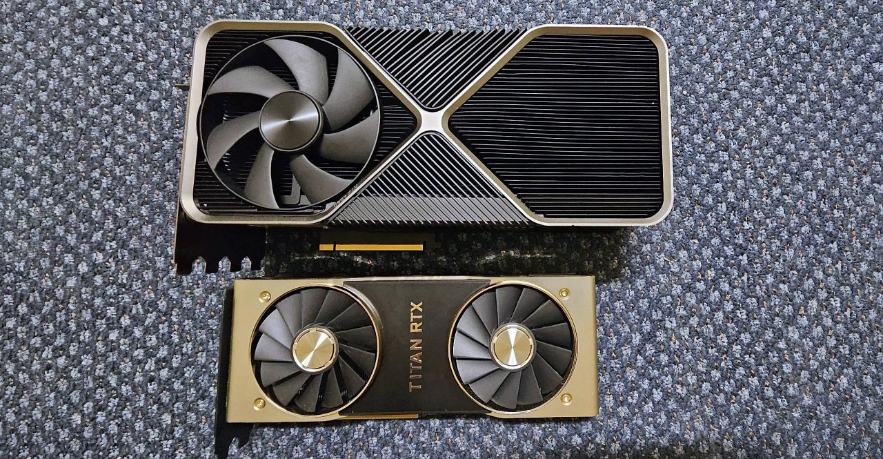 [14/11/2023] Der Prototyp im direkten Größenvergleich mit der letzten Titan RTX
