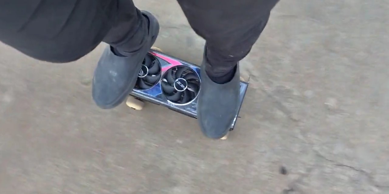[12/11/2023] Die RTX 4090 ist unter anderem für ihre großen Dimensionen bekannt - scheinbar taugt sie so auch als Skateboard.