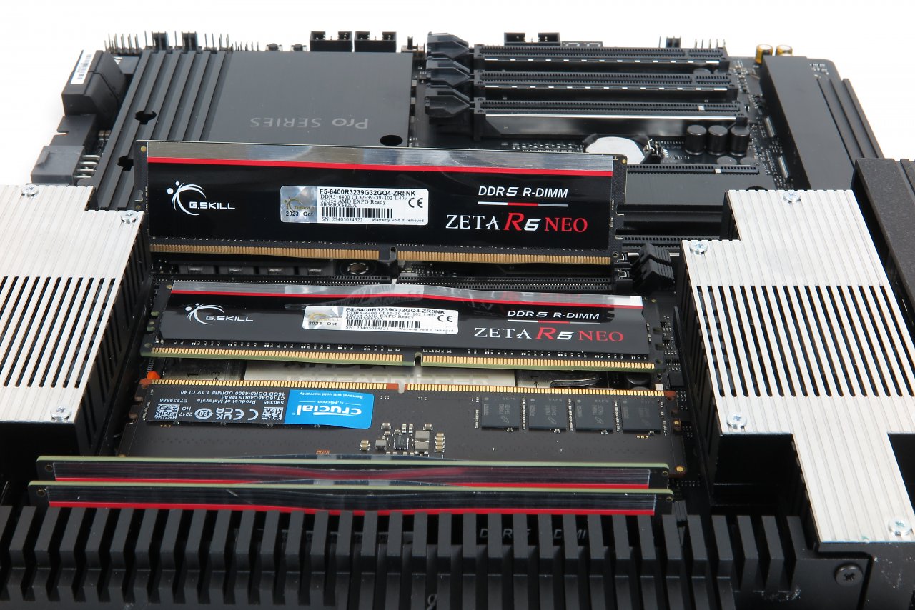 [27/11/2023] Passt nicht und soll auch nicht: Normaler DDR5-Speicher (Crucial als Beispiel) ist weder mechanisch noch elektrisch mit dem in aktuellen Worsktations und Servern genutzten RDIMM-Format kompatibel