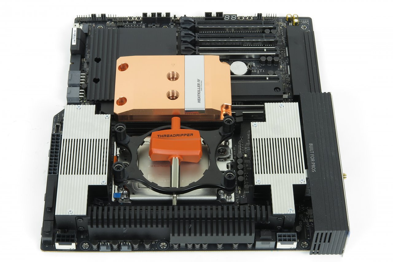 [27/11/2023] AMD übernimmt die kombinierte CPU- und Kühlerhalterung unverändert von TR4 und TRX4; der für die CPU-Montage benötigte Drehmomentschlüssel gehört zum Lieferumfang. Bestehende (Wasser-)Kühler können weitergenutzt werden, für Asetek-KoWaKüs liegt den CPUs weiterhin ein angepasster Halterahmen bei.