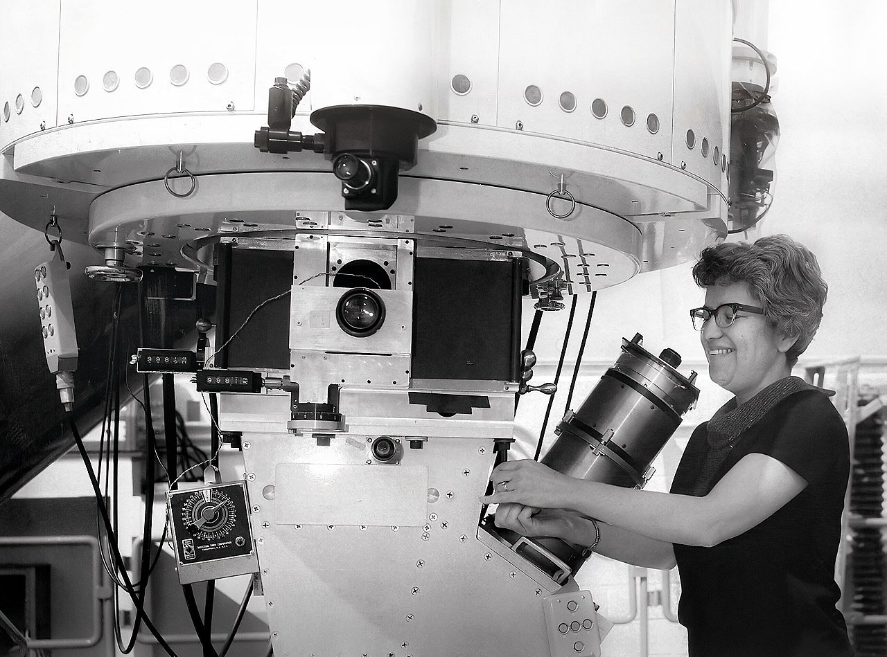 [29/11/2023] Foto von Vera Rubin im Kitt Peak National Observatory im Jahr 1963 bei der Bedienung des Teleskops Nr. 1 des Observatoriums. 36-Zoll-Teleskop. Der Bildröhrenspektrograph von Kent Ford ist am Teleskop befestigt. Zusammen mit Ford benutzte sie weiterhin das Kitt Peak 2.1-m-Teleskop und sammelte in den folgenden Jahren über 60 Galaxienrotationskurven. Flache Rotationskurven waren direkt aus den Spektren ersichtlich: Diese Daten lieferten überzeugende Beobachtungsnachweise für eine neue Art von Materie im Universum, die 